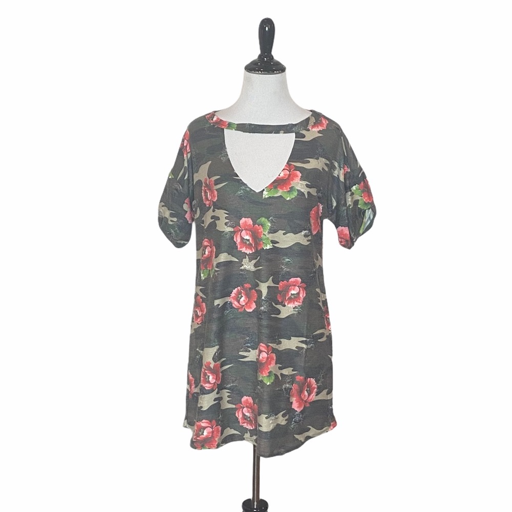Urban Rebel Distressed Floral Camo V-neck Size Large